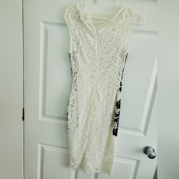 Lace dress - Picture 2 of 3